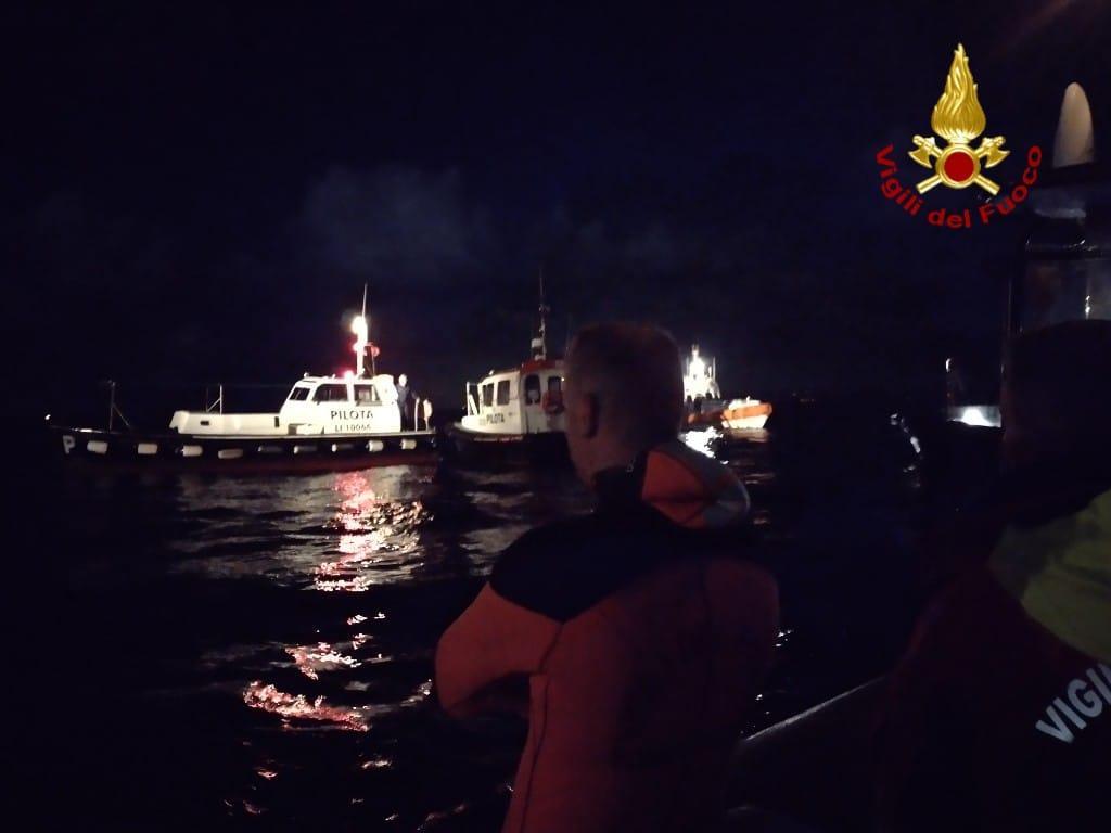 Ruba una pilotina e urta un traghetto: paura in porto a Livorno