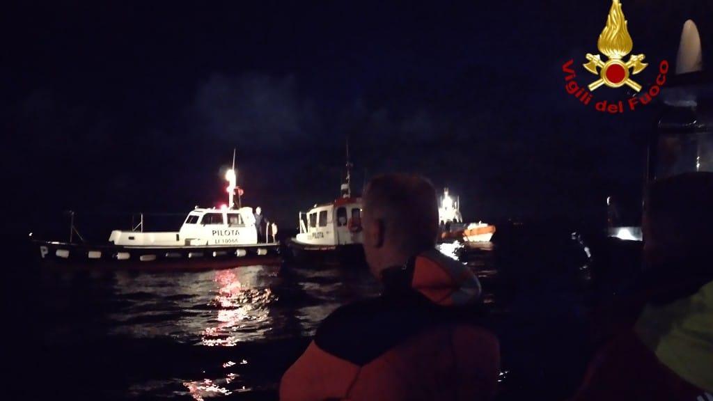 Ruba una pilotina e urta un traghetto: paura in porto a Livorno