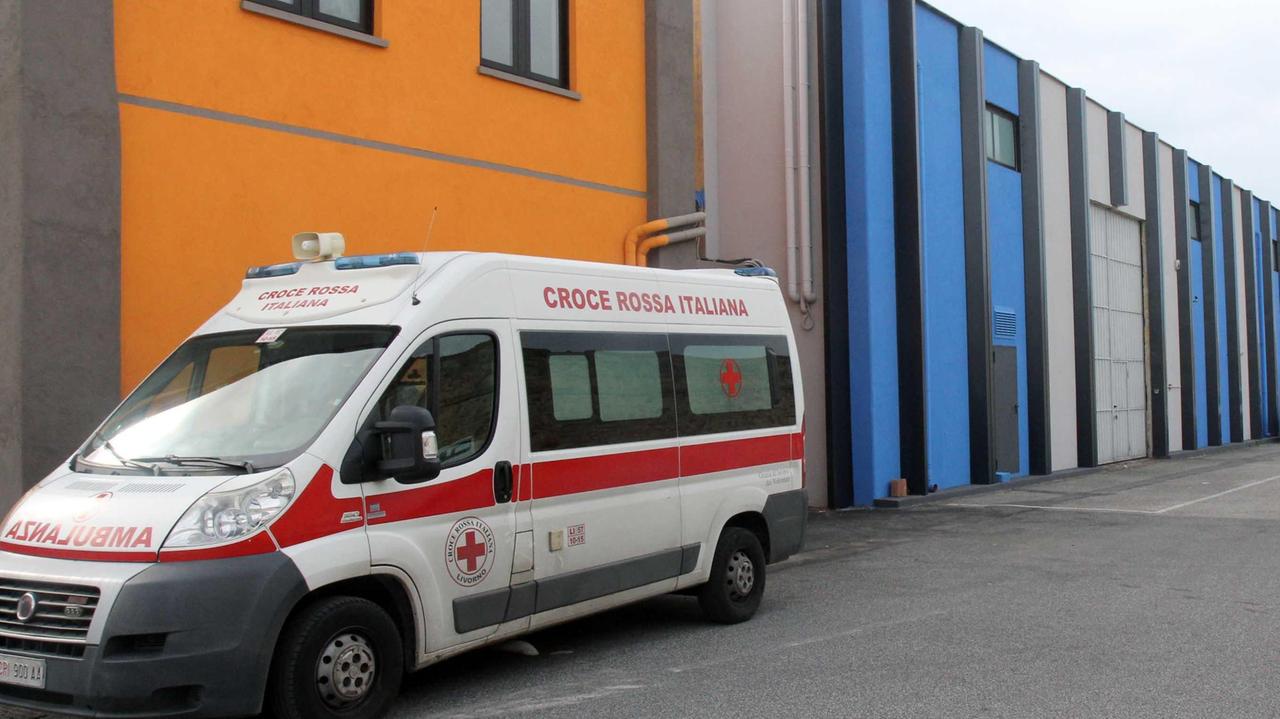 Perde il controllo della macchina e finisce contro un palo della luce