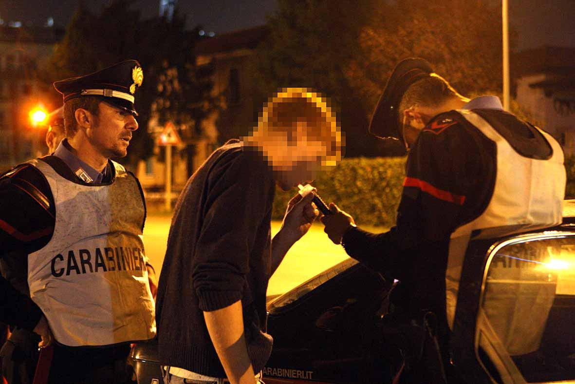 Cuoco ubriaco perde il controllo dell'auto e sbatte sul guard rail sulla statale 554, patente ritirata