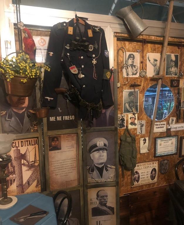 Pizzeria piena di cimeli fascisti, bufera su un locale di Camaiore