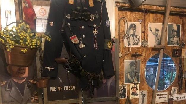 Pizzeria piena di cimeli fascisti, bufera su un locale di Camaiore