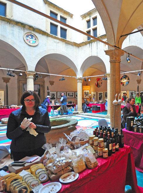 Tartufo e prodotti tipici lungo le strade del centro di Volterra
