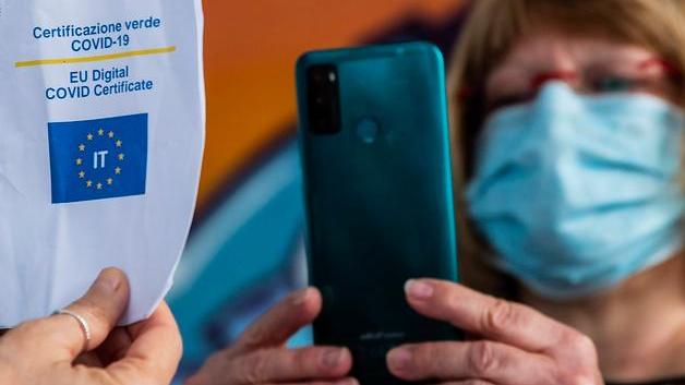 Offerte di lavoro nel Modenese per i non vaccinati. Così su Telegram si aggira il green-pass