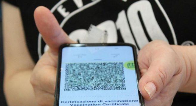 Gattatico, si fa prestare il green pass per giocare alle slot: denunciata
