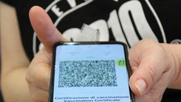 Gattatico, si fa prestare il green pass per giocare alle slot: denunciata