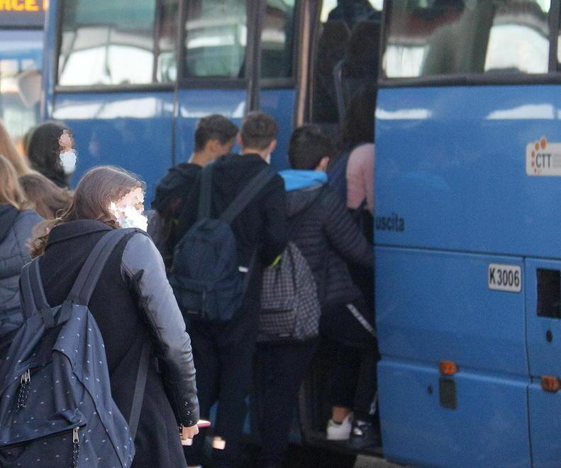 Studenti a piedi per i bus stracolmi, cresce la rabbia 