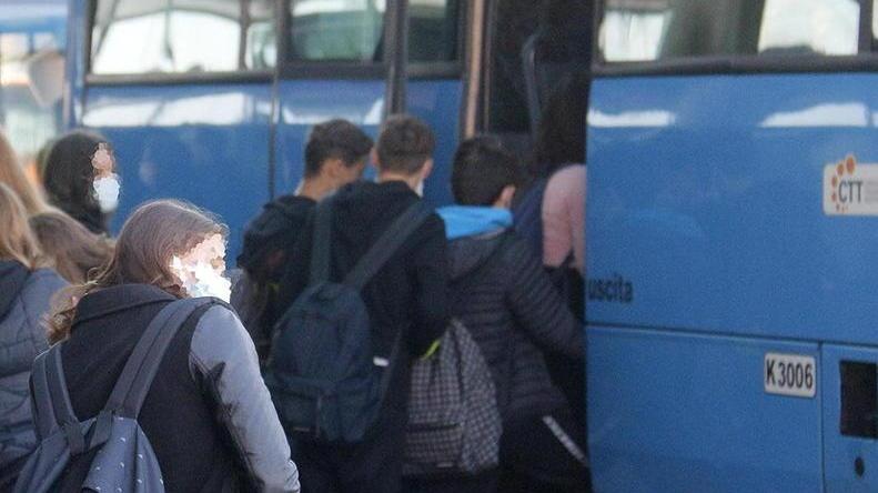 Studenti a piedi per i bus stracolmi, cresce la rabbia