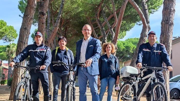 Personale del Comune e agenti si spostano con la bici elettrica