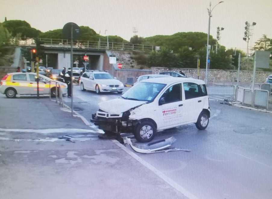 Incidente all’incrocio due uomini in ospedale Traffico a singhiozzo