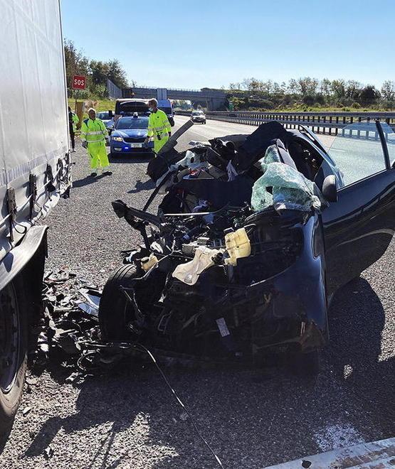 Giovane si schianta contro un camion: è salva per miracolo Paura in autostrada 