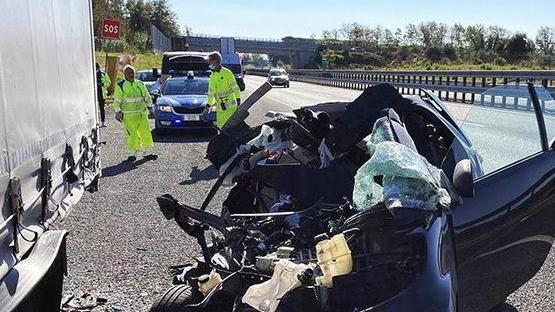 Giovane si schianta contro un camion: è salva per miracolo Paura in autostrada