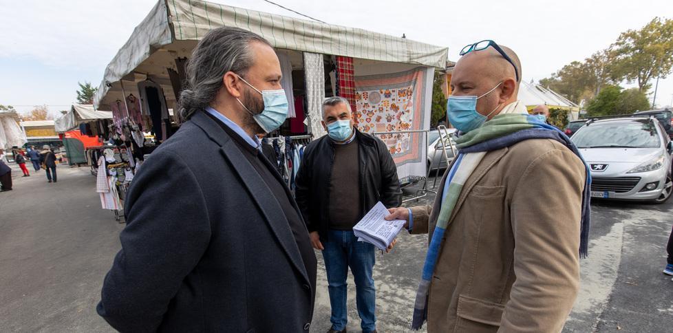 Fabbri al mercato di Cona riceve una petizione su ciclabile e autobus 