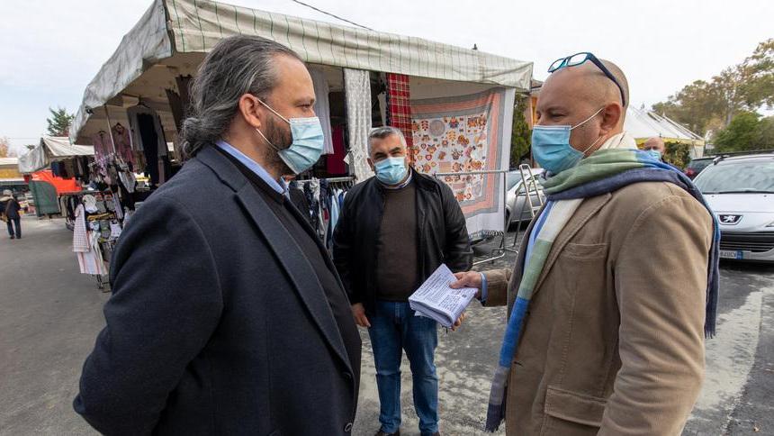 Fabbri al mercato di Cona riceve una petizione su ciclabile e autobus