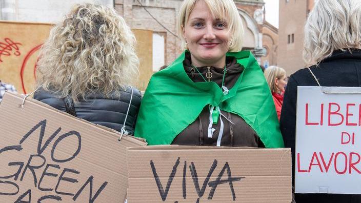 I no vax in piazza a sostegno dei portuali di Trieste