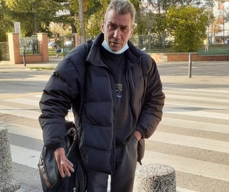 Dorme da mesi sulle panchine In suo aiuto arriva una roulotte