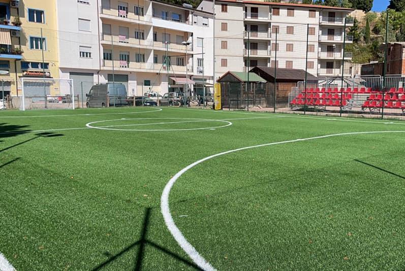 Un campo a prova di vandali e rifiuti 