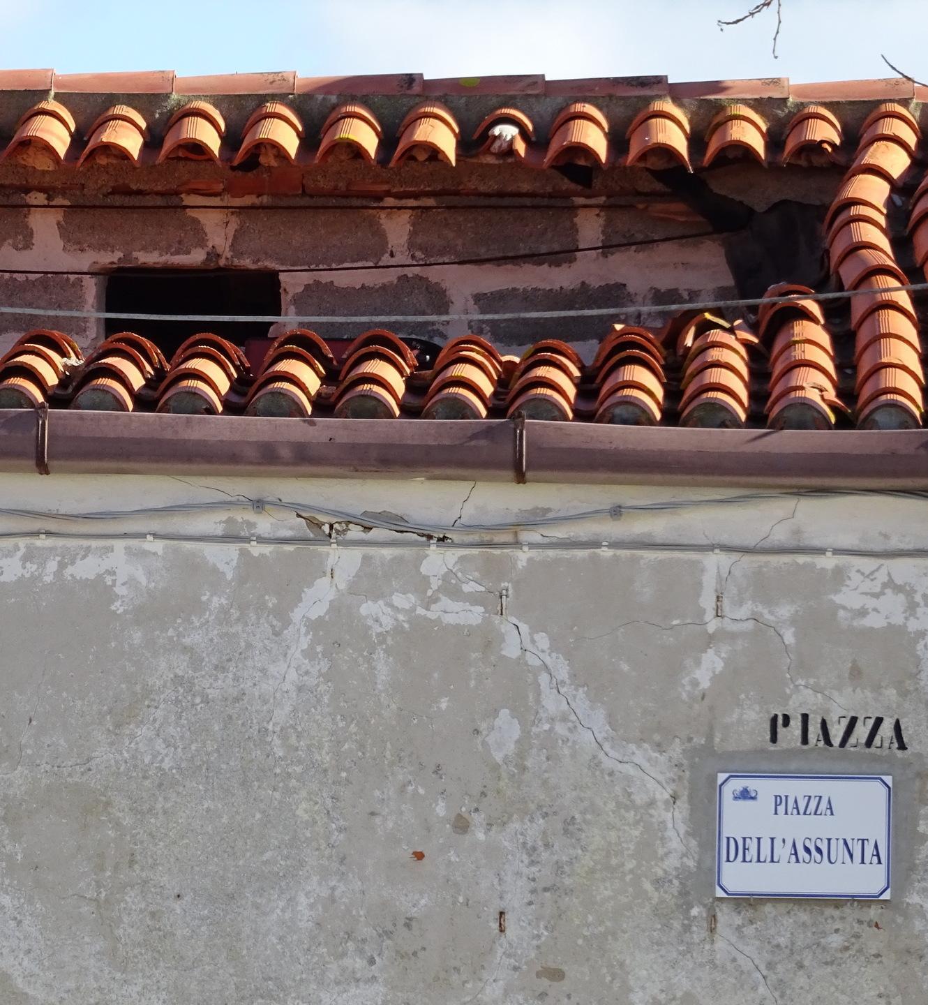 Nello stabile anche medico e anagrafe, attesa per il ritorno degli altri servizi