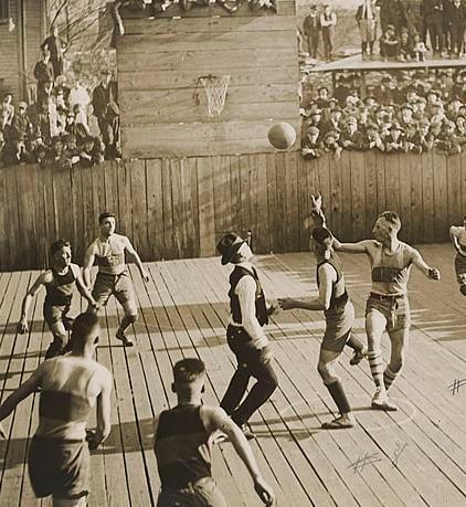 Una partita di basket in un college americano negli anni '20