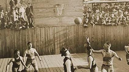 Una partita di basket in un college americano negli anni '20