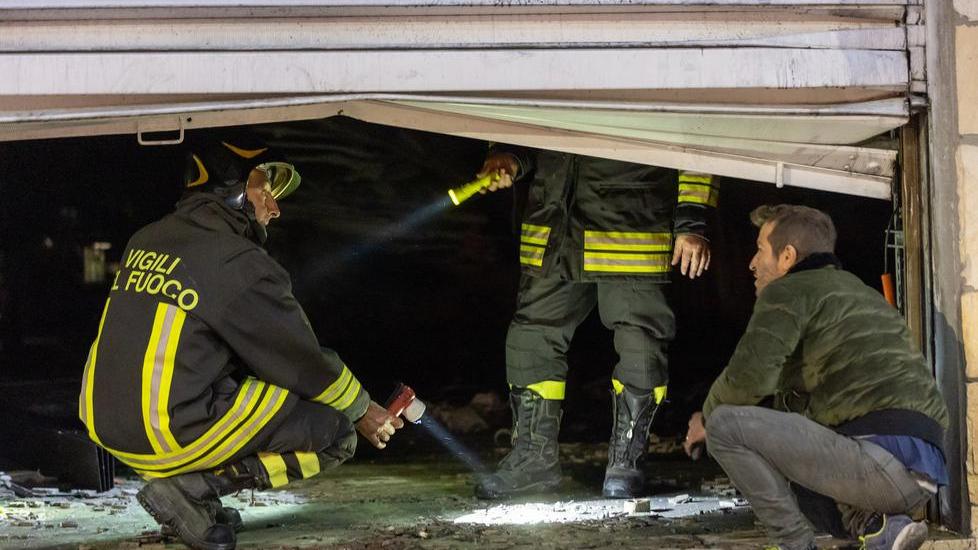 Dogato, fuoco nel magazzino sotto casa: famiglia sgombrata