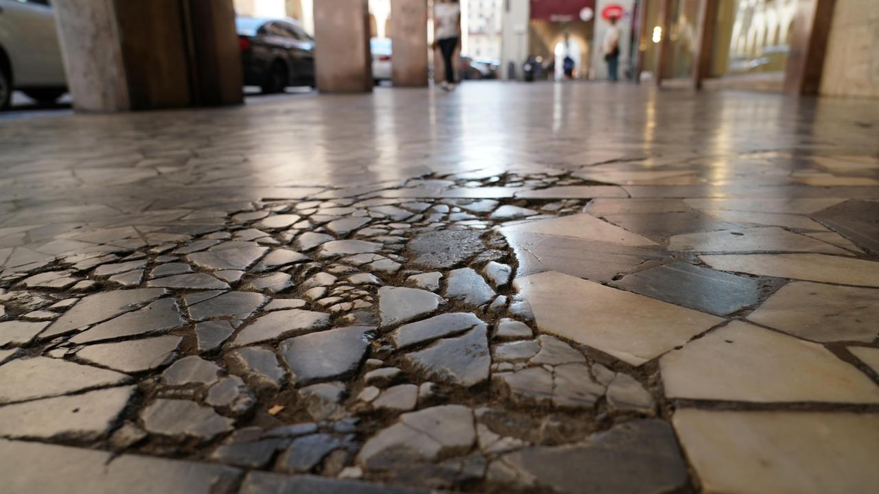 La pavimentazione ormai degradata sotto i portici di via Grande: la Giunta ha stanziato oltrre 500 mila euro per il concorso di progettazione