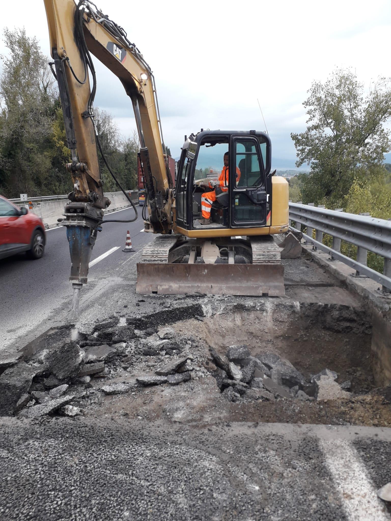Fi-Pi-Li, cede un altro tratto di strada: chiusa una corsia. All'origine del disagio una perdita d'acqua 