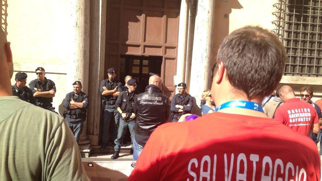 Bolkestein, entro fine anno il verdetto sui balneari: «Ma non possono spazzarci via così»