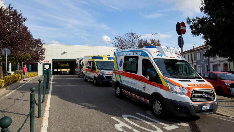 Troppi pazienti e pochi posti per i ricoveri: file di ambulanze e pronto soccorso in tilt a Empoli