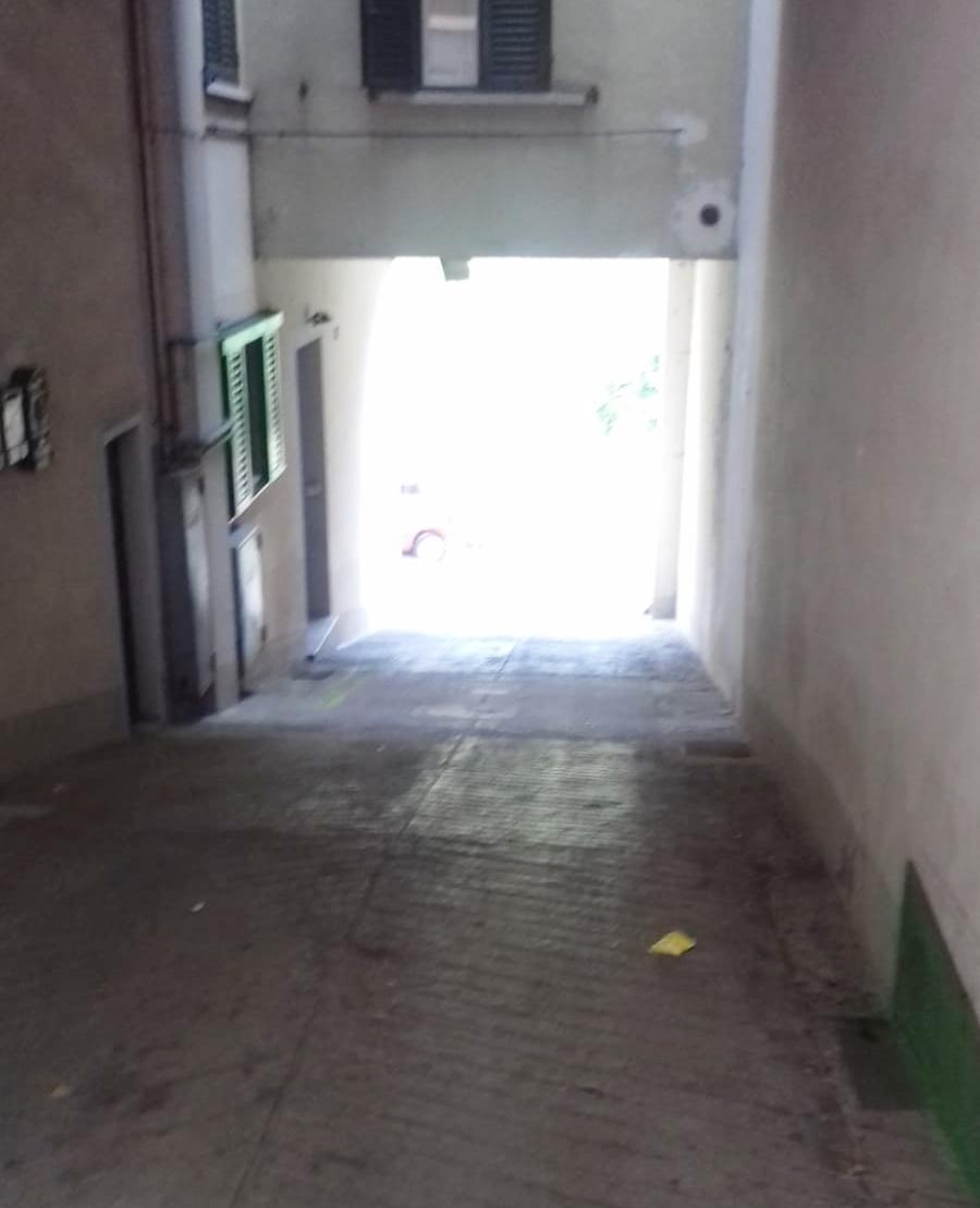 La breve e ripida rampa su cui era parcheggiata l’auto