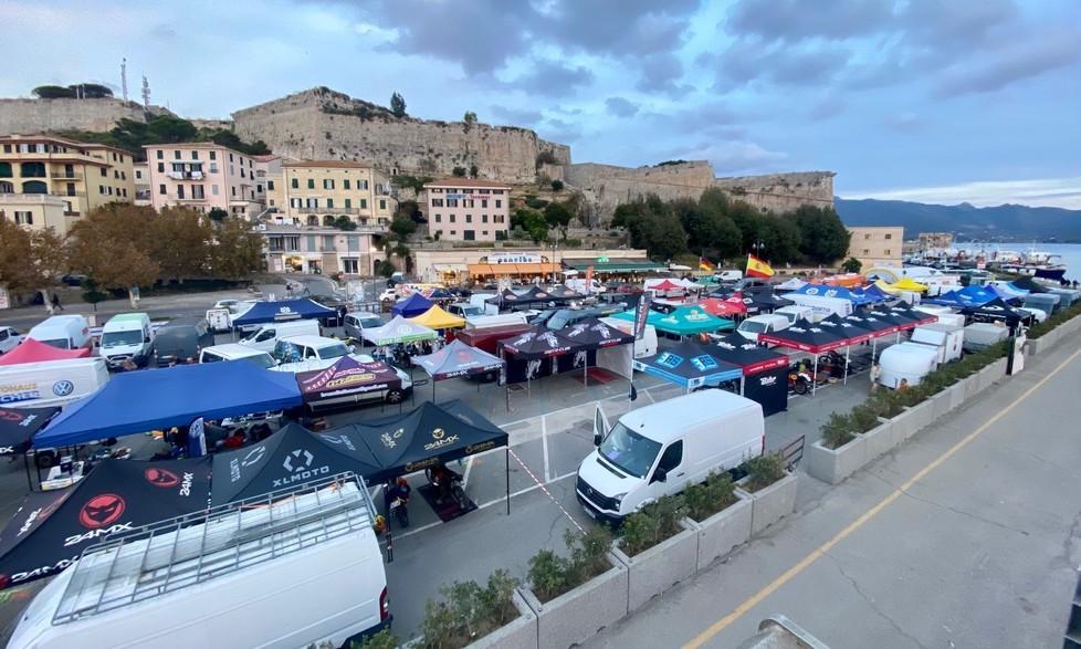 il paddock allestito nelle aree di sosta a Portoferraio