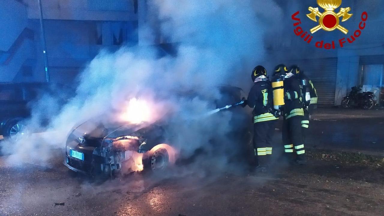 Sassari, auto incendiata in via Leoncavallo