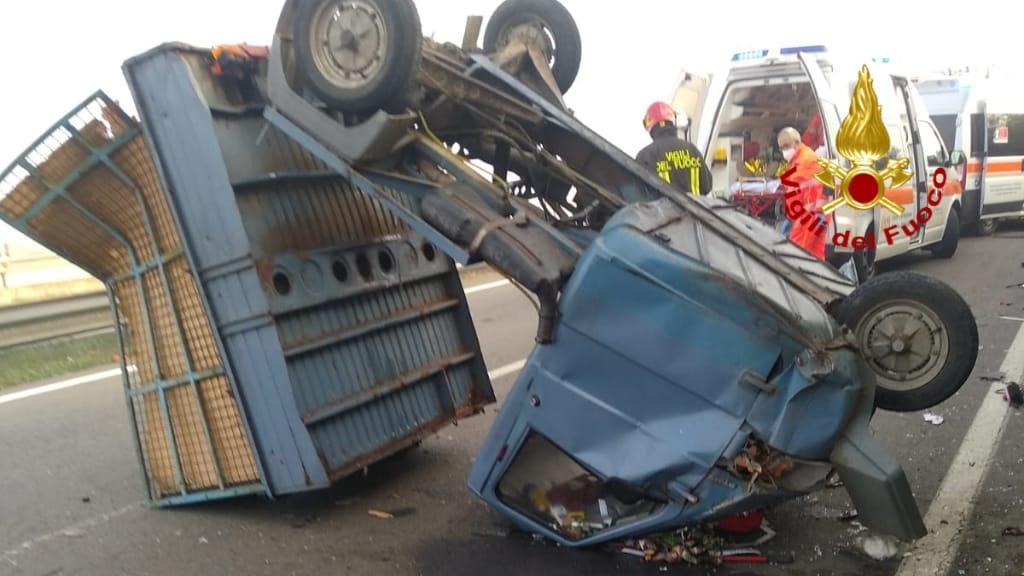 Moto ape tamponata in viale Elmas: due feriti gravi