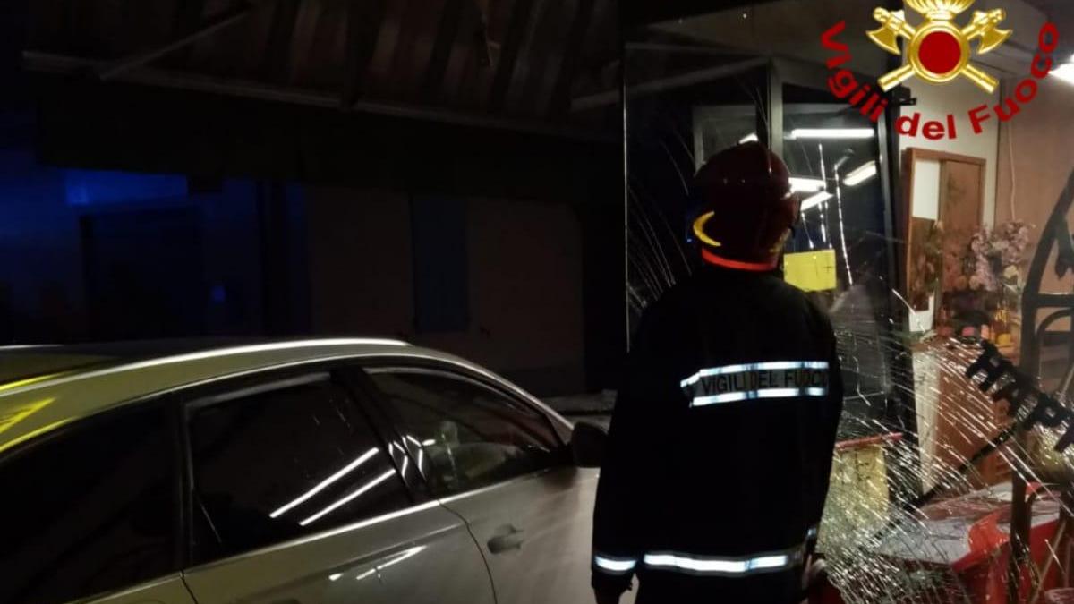 Finisce con l'auto contro la vetrina del forno di Cella: nuovo incidente sulla via Emilia