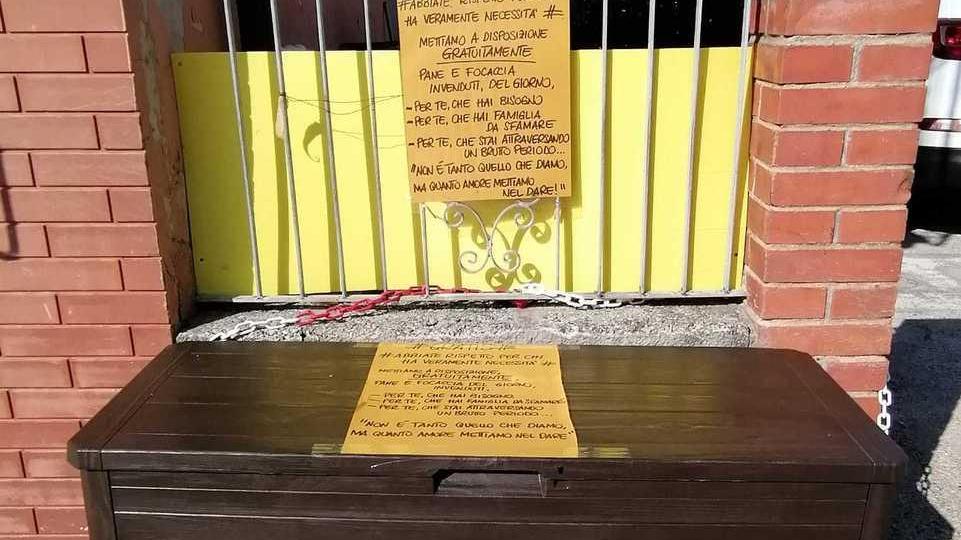 Panificio ogni giorno mette il pane nella cassapanca per i bisognosi