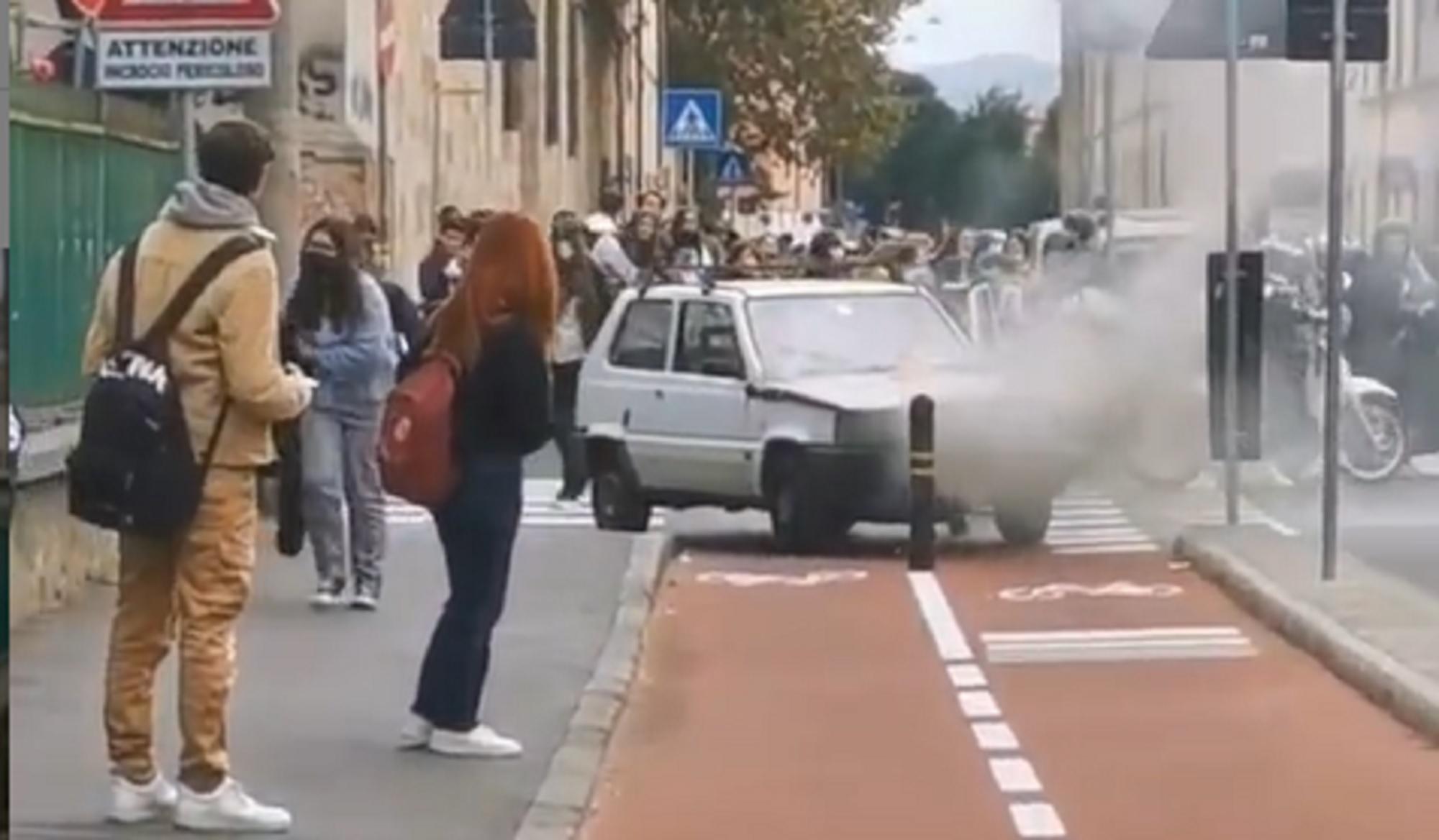 La Fiat Panda in fiamme in via Galilei