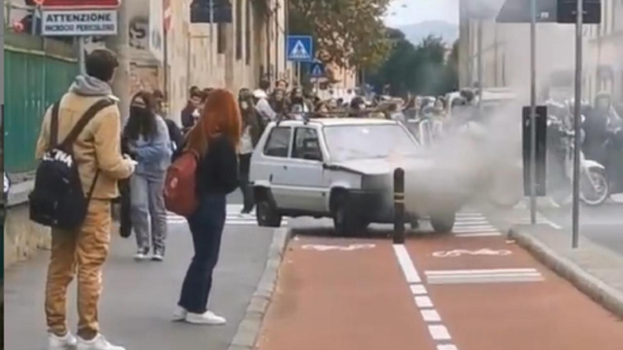 La Fiat Panda in fiamme in via Galilei