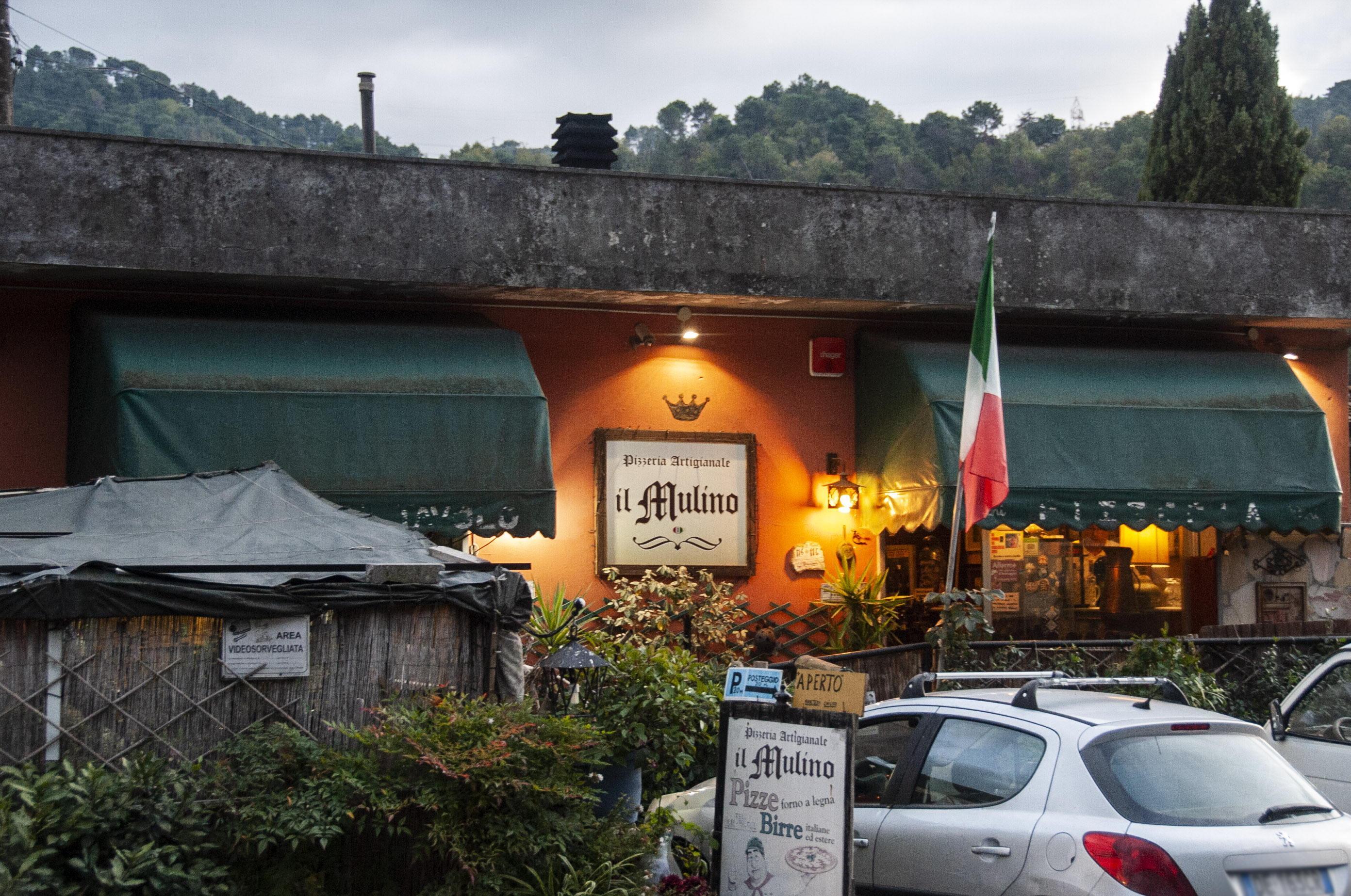 Bufera sulla pizzeria di Camaiore con i simboli fascisti: recensioni sospese 