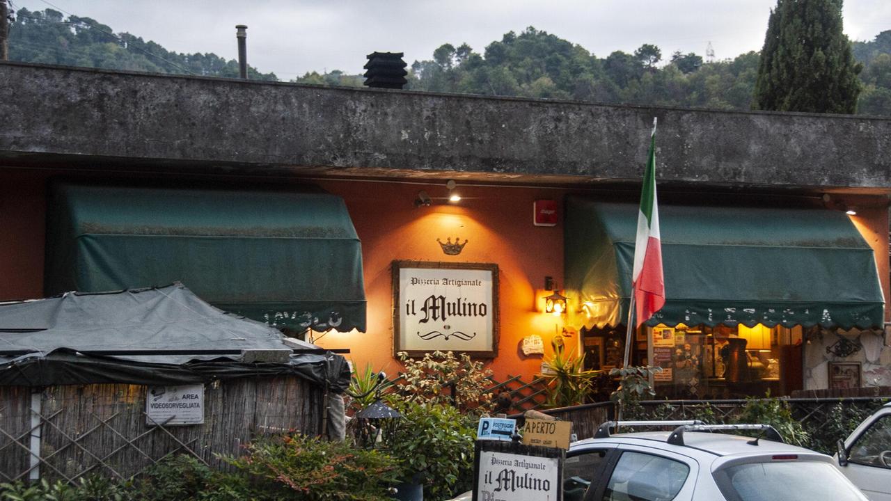 Bufera sulla pizzeria di Camaiore con i simboli fascisti: recensioni sospese