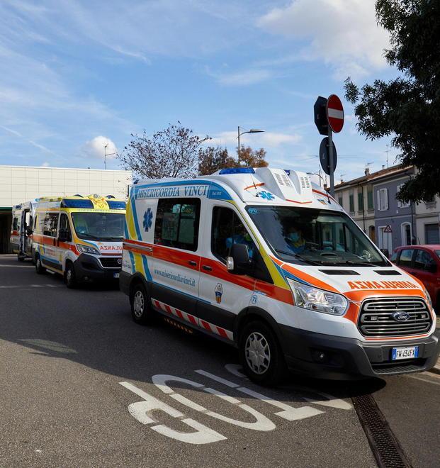La fila di ambulanze al pronto soccorso di Empoli