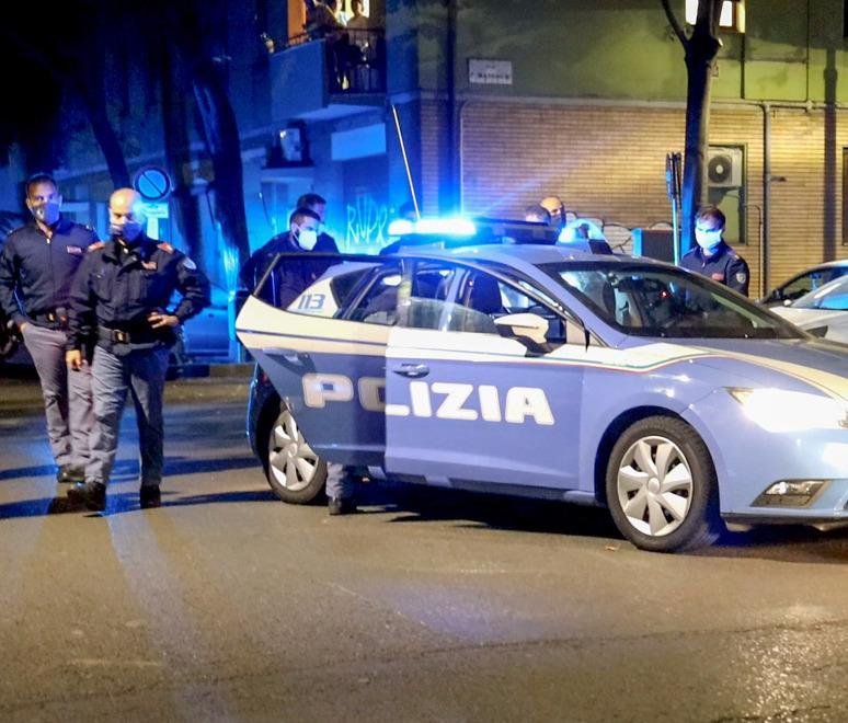 Modena. Fugge di casa, lui la insegue con una catena 