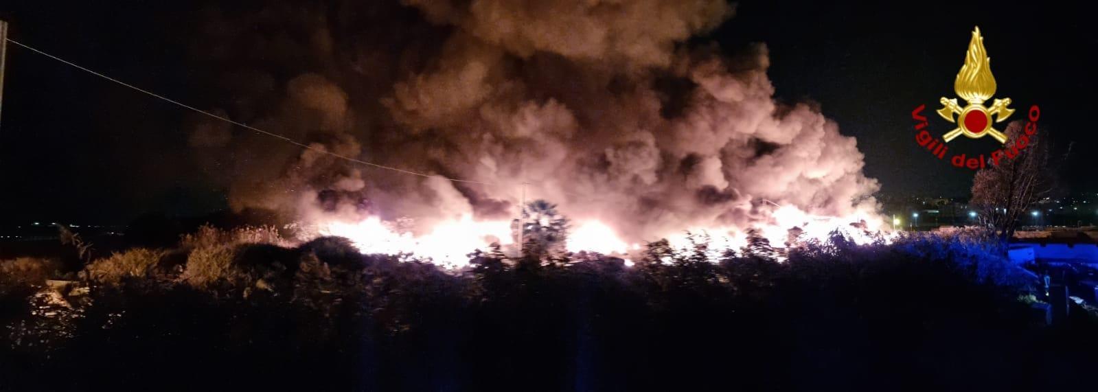 L'incendio in via San Paolo (foto Mario Rosas)