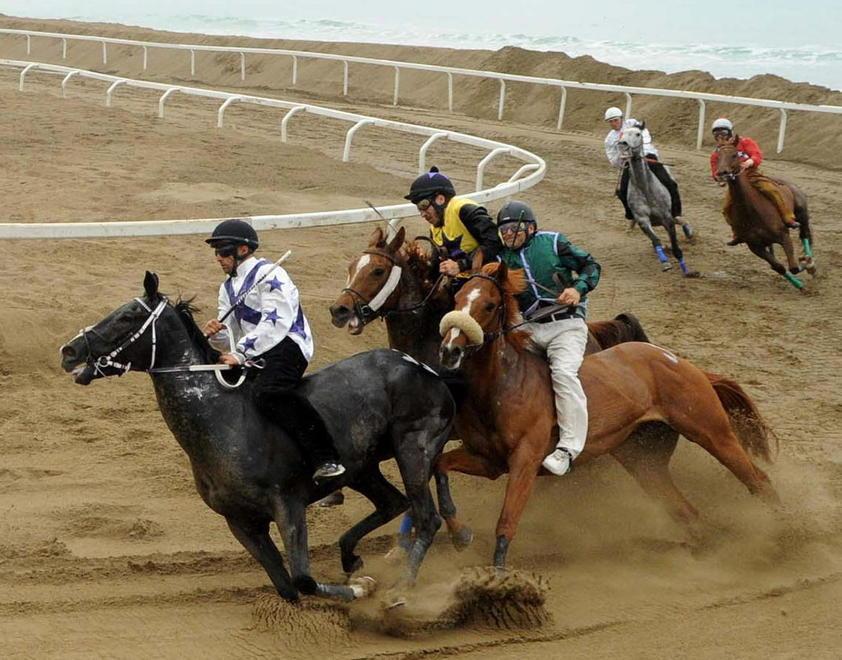 Palio Costa etrusca Legambiente difende la spiaggia «Si corra altrove» 