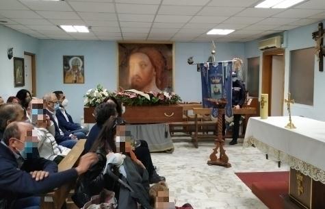 Lacrime e fiori per Silvia la donna uccisa a bastonate dal marito 