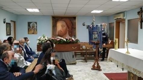 Lacrime e fiori per Silvia la donna uccisa a bastonate dal marito
