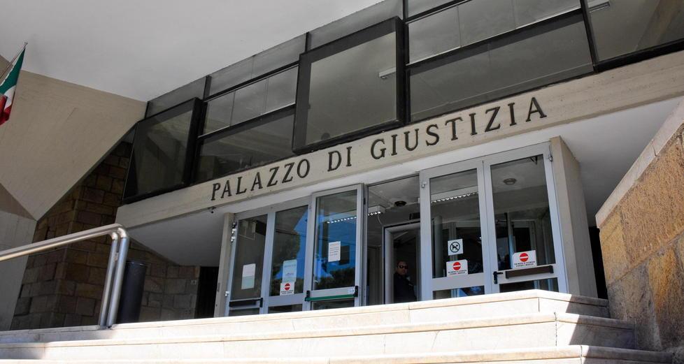 Indagato lo stalker del pianerottolo Non può più avvicinarsi alla sua ex 