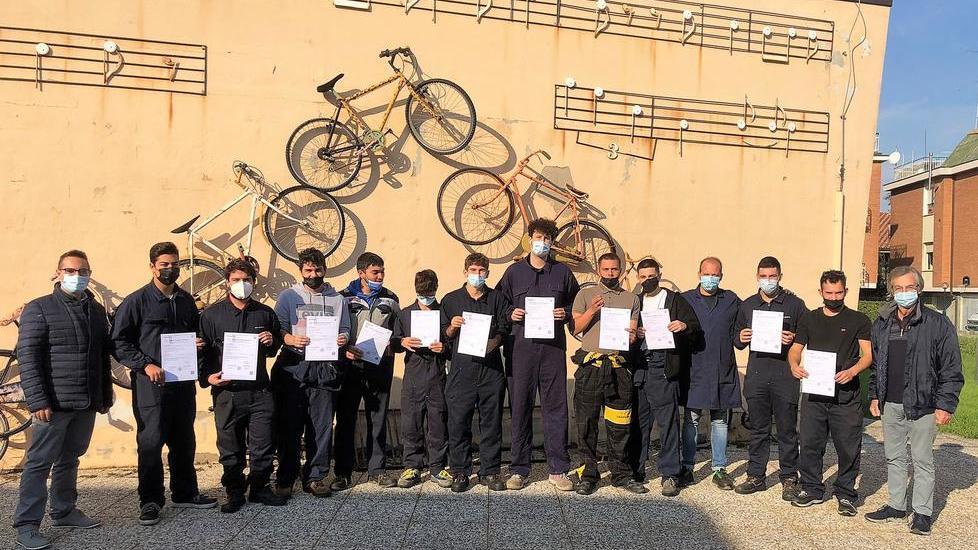 Ecco il dirigente con i diplomi Che emozione al “Montalcini”