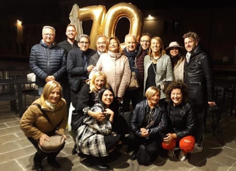 Agguato al parrucchiere ma è la festa per i 70 anni