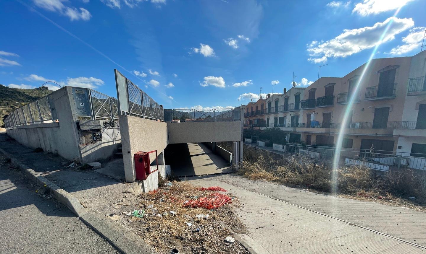 Polvere e incompiute: cittadini in rivolta in via Allende a Bosa
