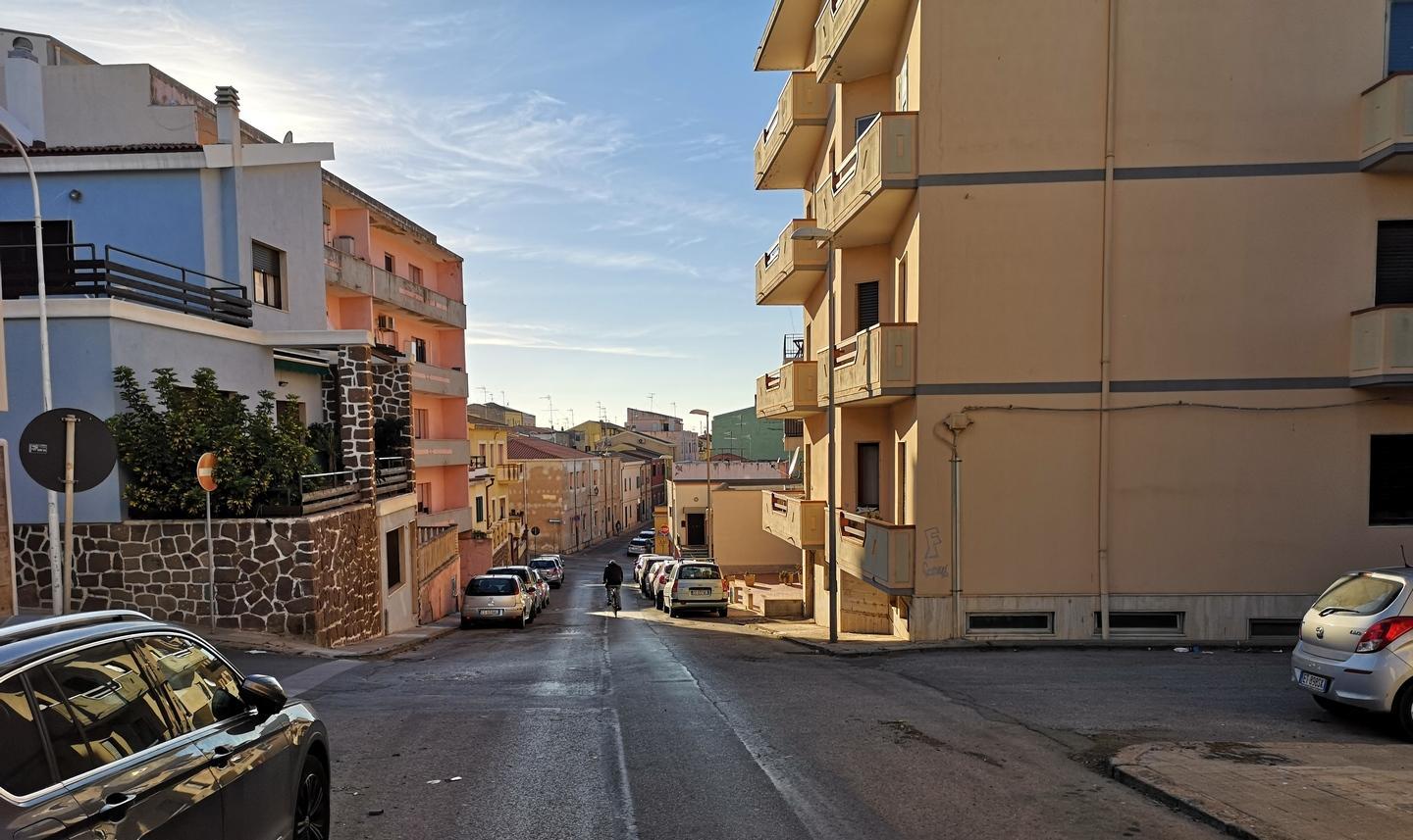 Bambino di 9 anni cade dalla bici e il freno gli si infila nel fianco